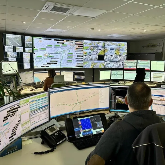 photo depuis le poste central de sécurité, 22 superviseurs ont les yeux rivés sur le trafic, grâce à des dizaines de caméras.  ©  ouest-france