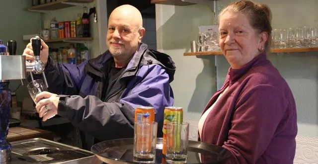 photo  maria et john harman dans leur bar-restaurant le graal à beauchêne, commune déléguée de tinchebray-bocage.  &copy;  ouest-france 