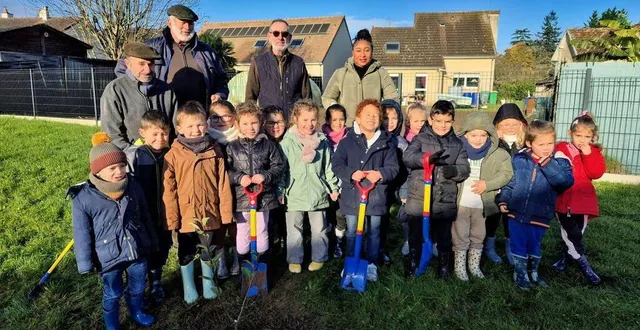 photo  les enfants ont participé à la plantation des arbres fruitiers avec l’association « les croqueurs de pommes maine-perche ».   &copy;  le maine libre 