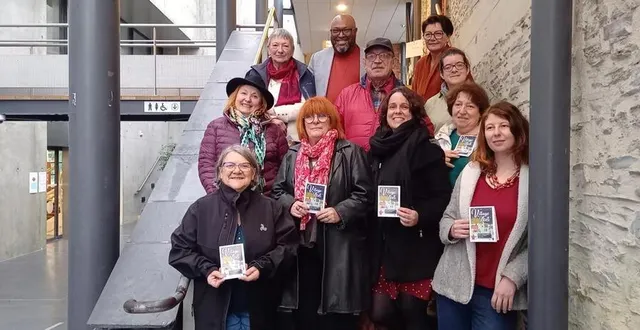 photo  les représentants des associations du pôle hervé-bazin, participant au village de noël en présence de chantal jeoffroy, adjointe à la culture (seconde en partant de la gauche) et de lamine naham, maire (au milieu en haut).  &copy;  ouest-france 