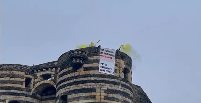 photo  des manifestants ont déployé une banderole sur le château d'angers en soutien aux jeunes agriculteurs dont le projet d'installation à denée a été rejeté par la safer. on peut y lire « que tombent les seigneurs fnsea-safer, pas de paysan(ne)s sans terres ! »  &copy;  ouest-france 