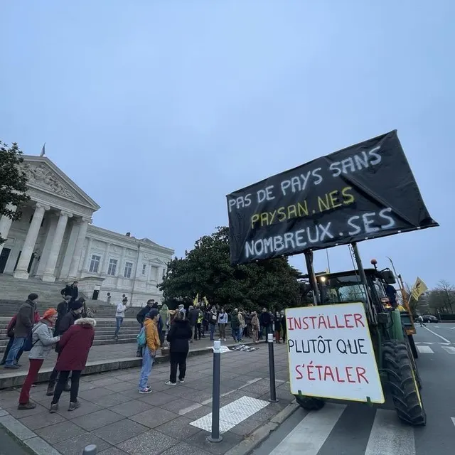 photo la confédération paysanne organise un rassemblement à angers ce samedi 30 novembre 2024 en réaction à la décision de la safer de confier l'exploitation d'une ferme à des agriculteurs déjà installés au détriment de jeunes qui souhaitaient s'installer en agriculture biologique.  ©  ouest-france