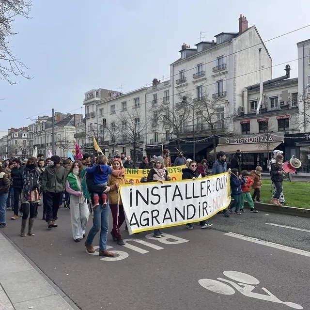 photo les manifestants ont défilé ce samedi 30 novembre entre le tribunal et le château d'angers pour afficher leur soutien aux jeunes agriculteurs dont le projet d'installation a été rejeté par la safer.  ©  ouest-france