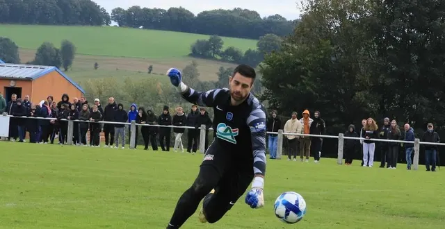 photo  quentin maniez, le gardien de but de js tinchebray.  &copy;  photo : serge ruer 