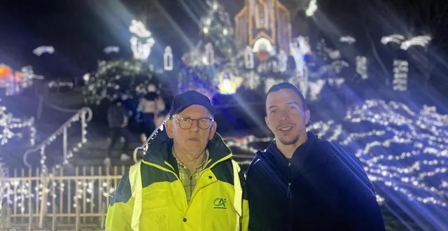 photo  jacques besnard, 77 ans, travaille depuis trente-huit ans à l’illumination de la colline de beauchêne (orne). antoine dupont, 31 ans, arrivé dans le village depuis deux ans, donne un coup de main pour l’installation électrique.  &copy;  marie pinabel 