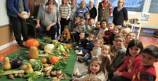 photo  enfants (ici la classe de laurence papin), enseignants et bénévoles des jardiniers sarthois.  &copy;  le maine libre 