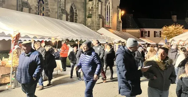photo  la belle journée ensoleillée a laissé place à un marché de noël frais, mais animé.  &copy;  le maine libre 