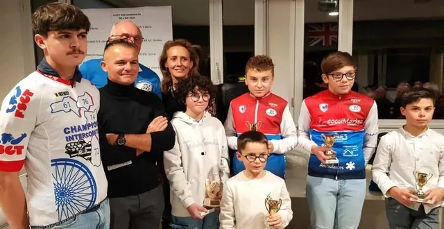 photo  les jeunes cyclistes de la patriote, honorés pour leurs performances remarquables lors de l’assemblée générale.  &copy;  le maine libre 