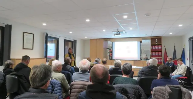 photo  les services de le mans métropole avaient invité les habitants à participer à une réunion le 22 novembre 2024 afin de proposer des ajustements pour une meilleure compréhension de la zone de rencontre du centre bourg à aigné.  &copy;  le maine libre 