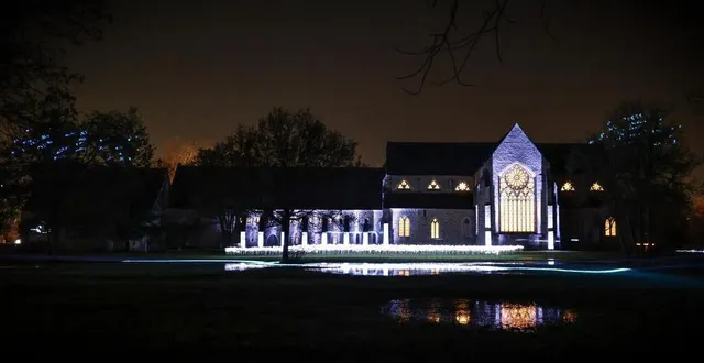 photo  l’abbaye côté plaine. le surcroît d’eau, dans le parc, avec les inondations, a représenté une difficulté. mais de nuit, ça donne un cachet fou !  &copy;  ouest-france 