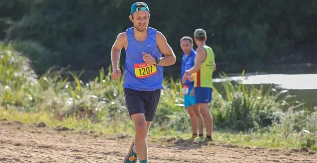 photo  après avoir obtenu une quatrième place l’an dernier, l’athlète marque cette fois-ci son nom au palmarès. « je suis content, j’ai amélioré mon temps », livre-t-il après avoir franchi la ligne d’arrivée.  &copy;  co - jordan magneron 