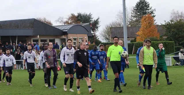 photo  mohammed el khayati, l’arbitre de la rencontre, s’est prêté au jeu de la solennité qui entoure ce derby entre la js solesmes et l’as juigné.  &copy;  ouest-france 