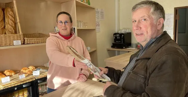 photo  villaines-la-gonais, 30 novembre 2024. à la tête du multi-services depuis mars 2024, cécile richard a pris le relais du boulanger philippe chevalier qui était de passage pour chercher son pain.  &copy;  le maine libre 