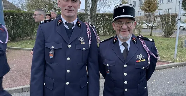 photo  le lieutenant éric morin (à gauche) vient de prendre le commandement de la caserne d’écouché-les-vallées, en remplacement du capitaine stéphane bellan, qui reste pompier dans cette même caserne.  &copy;  ouest-france 