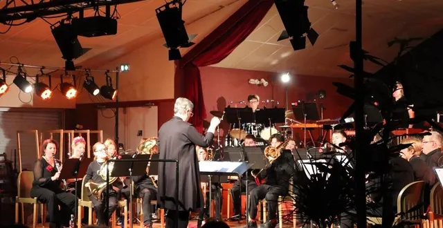 photo  la salle jean-drouet avait fait le plein pour écouter le concert de la sainte-cécile de l’ensemble musical crescendo, dimanche 1er décembre 2024, où la chorale de femmes les passantes était l’invitée d’honneur pour fêter le centenaire de l’harmonie de parcé-sur sarthe.  &copy;  ouest-france 