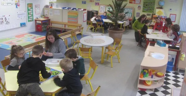 photo  les enfants de maternelle de l’école de-vinci ont été répartis dans plusieurs classes pour y être accompagnés par des parents venus participer à des ateliers avec eux (ici la classe de viviane cassard, à droite).  &copy;  ouest-france 