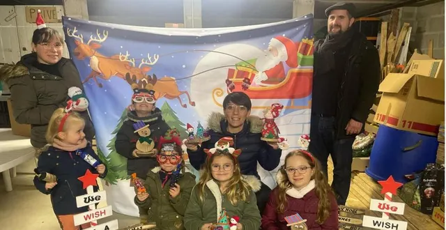 photo  élodie de la fresnaye, présidente de l’amicale de l’école (à gauche), en compagnie de benjamin et célia, présente les petites mains qui ont confectionné divers objets  &copy;  ouest-france 