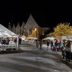 photo la soirée était fraîche, mais la chaleur de noël était bien là, vendredi soir, sur la place de l’église, aux allures de village de noël. stands d’artisanat, dégustation de vins, pain d’épices, nougat, contes, décors lumineux, feu d’artifice… les visiteurs, venus nombreux, n’ont eu que l’embarras du choix pour se laisser porter par la magie de noël.