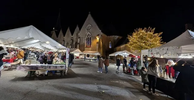 photo  la soirée était fraîche, mais la chaleur de noël était bien là, vendredi soir, sur la place de l’église, aux allures de village de noël. stands d’artisanat, dégustation de vins, pain d’épices, nougat, contes, décors lumineux, feu d’artifice… les visiteurs, venus nombreux, n’ont eu que l’embarras du choix pour se laisser porter par la magie de noël.  &copy;  ouest-france 