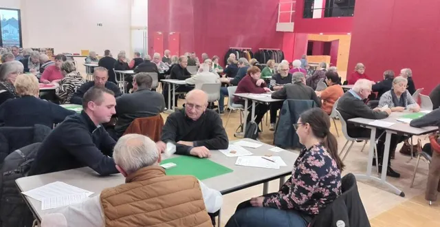 photo  soixante joueurs et joueuses de belote ont participé au concours organisé par l’association générations mouvement.  &copy;  ouest-france 