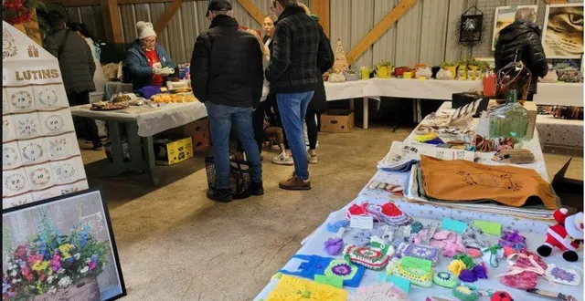 photo  la bonne fréquentation du marché de noël de la ligue de défense des animaux a témoigné d’une grande fidélité du public. solène, responsable de l’équipe des bénévoles, a reconnu : « on a pu revoir plusieurs anciens pensionnaires chiens du refuge. l’occasion aussi pour les donateurs de venir à notre rencontre directement. le contact face à face est important ».  &copy;  ouest-france 