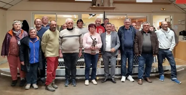 photo  la finale du challenge brocheteau s’est déroulée lundi 11 novembre, devant un public nombreux rassemblé à la maison blanche. il a rassemblé 28 équipes issues des sociétés et associations de mazé-milon dont une équipe 100 % féminine de toque et cépages. ce challenge est organisé depuis 1966 en mémoire de pierre brocheteau, un mazéiais déporté pendant la seconde guerre mondiale. ses descendants ont participé au challenge et la finale a vu la victoire, pour la deuxième année consécutive, de l’équipe allard – garraud – thébault des bons laboureurs sur l’équipe jubeau – debien – richard du loiron. la soirée s’est terminée par le tirage de la tombola et le verre de l’amitié.  &copy;  co 