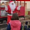 photo le père noël attendra les enfants près du train du petit-anjou, dimanche prochain 8 décembre.