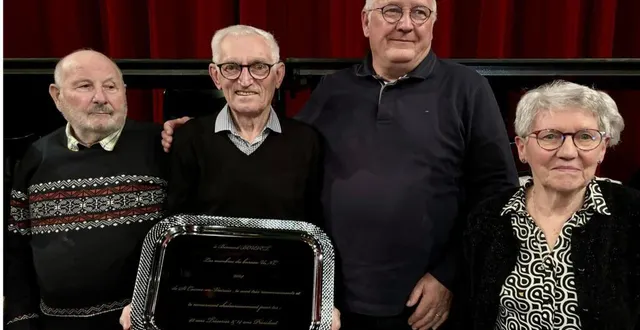 photo  bernard bouvet (plateau à la main) a passé treize ans à la tête de la section unc de saint-cosme-en-vairais.  &copy;  le maine libre 