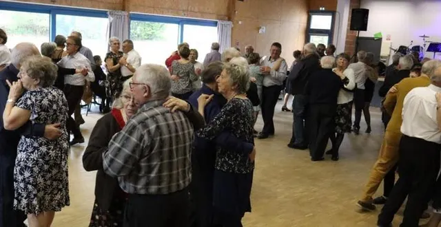 photo  les danseurs étaient plus nombreux sur la piste qu’assis à table.  &copy;  le maine libre 