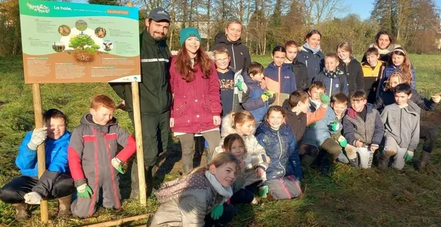 photo  élèves, professeurs, techniciens ; tous ont creusé le sol pour planter une haie.  &copy;  ouest-france 