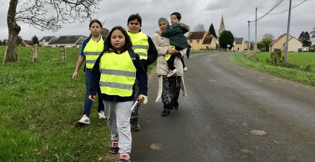 photo  a saint-biez-en-belin, yasmine (deuxième du groupe), 9 ans, effectue quatre trajets par jour à pied entre chez elle et son école, accompagnée de sa mère et d’autres enfants.  &copy;  le maine libre 