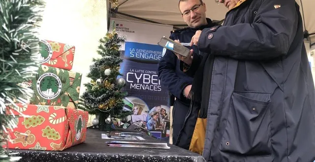 photo  bouchemaine, 1er décembre 2024. l’adjudant david françois, enquêteur spécialisé dans les nouvelles technologiques au sein de la section opérationnelle de lutte contre les cybermenaces au groupement de gendarmerie de maine-et-loire a accueilli le public dans un stand au marché de noël.  &copy;  co - franck de brito 