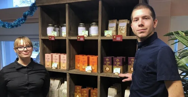 photo  shanice et jarod sont en seconde. ils ont préparé ce magasin avec leurs camarades de la formation métiers de la relation client.  &copy;  le maine libre 