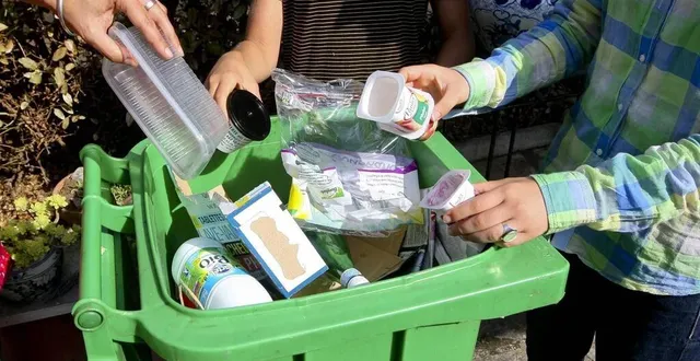 photo  grâce à la simplification du tri, tous les déchets vont dans la poubelle jaune.  &copy;  archive le maine libre – yvon loué 