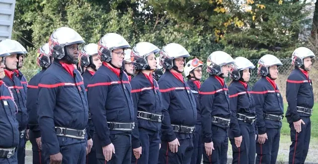 photo  le lieutenant stevenn curran (tout à droite) était à la manœuvre pour cette cérémonie de la sainte-barbe du centre de secours et d’intervention de sablé-sur-sarthe, samedi 30 novembre 2024.  &copy;  ouest-france 