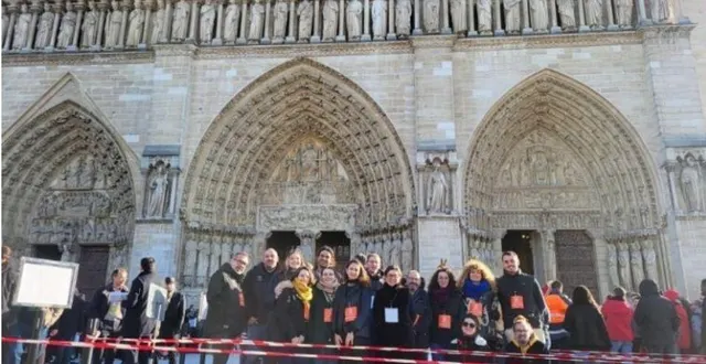 photo  vendredi 29 novembre 2024, une partie des équipes de vitrail france est allée à paris pour recevoir une distinction au nom du président de la république, avec les quelque 1 500 artisans tout corps d’états qui ont œuvré sur ce chantier.  &copy;  ouest-france 