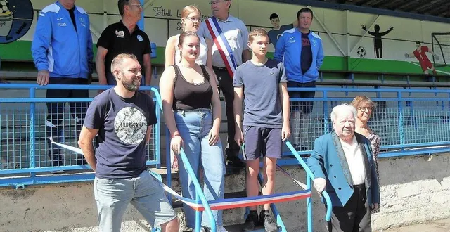 photo  en juillet 2022, roger percheron, en bas à droite, avait inauguré les travaux de la tribune de football.  &copy;  archives le maine libre 