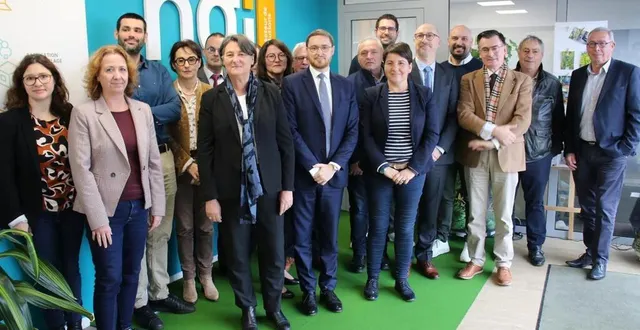 photo  quentin spooner, sous-préfet (au centre), accompagné des membres du comité local pour l’emploi nord sarthe.  &copy;  ouest-france 