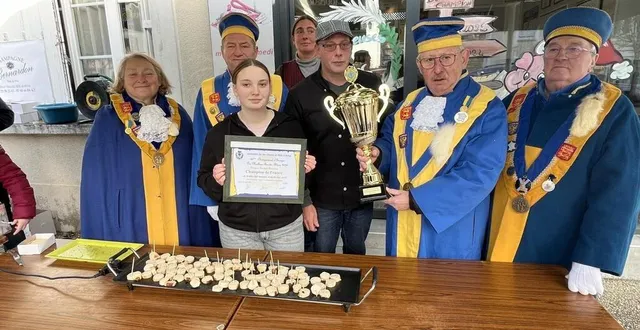photo  stanislas maillard, au centre, avec sa femme, emmanuelle (en arrière-plan) ; sa fille, naël (tenant le diplôme) et michel pottier, grand maistre des fins goustiers d’alençon (tenant la coupe).  &copy;  ouest-france 