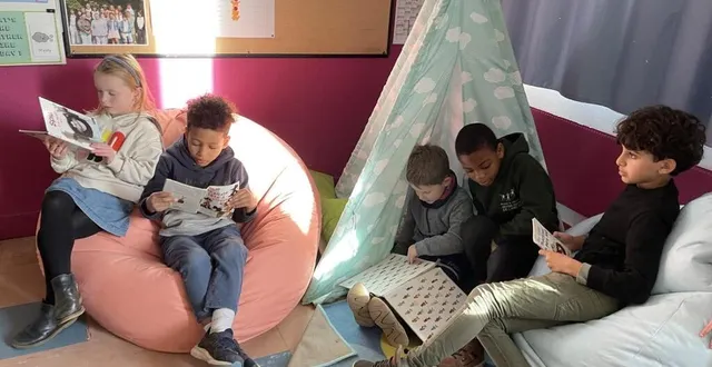 photo  le coin lecture de la classe de cp - ce1 est l’un des lieux préférés des enfants, notre-dame de lancrel s’est équipé de poufs et d’un tipi.  &copy;  ouest-france 
