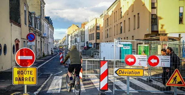 photo  impossible d’accéder en voiture à la rue chanzy par la place washington.  &copy;  photo le maine libre - yvon loué 