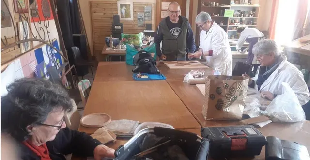 photo  le président rené luc bouyaux (de face) suit la préparation des œuvres réalisés par ses adhérents pour le marché de noël des artisans et commerçants.  &copy;  ouest-france 