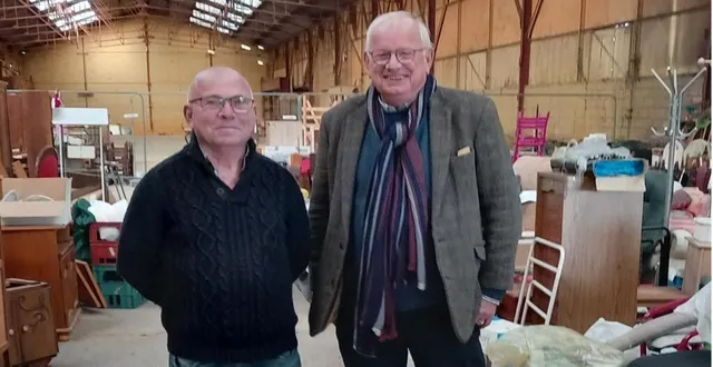 photo  dominique douchy, président de l’antenne locale du secours catholique  (à droite), en compagnie d’armando rodrigues, bénéficiaire depuis six ans.  &copy;  ouest-france. 