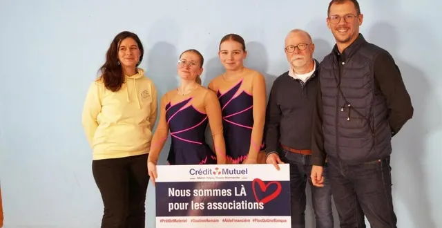 photo  maud nicole, la présidente du club ; deux gymnastes, présentant le nouveau justaucorps ; michel bréard et sandy prunier, respectivement administrateur et directeur de la caisse locale du crédit mutuel.  &copy;  ouest-france. 