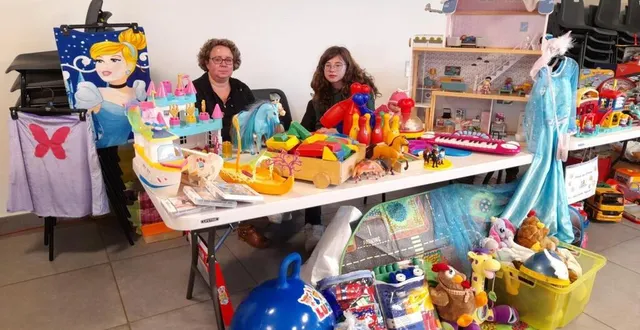 photo  géraldine et sa fille exposent pour la première fois à la bourse aux jouets.  &copy;  ouest-france 