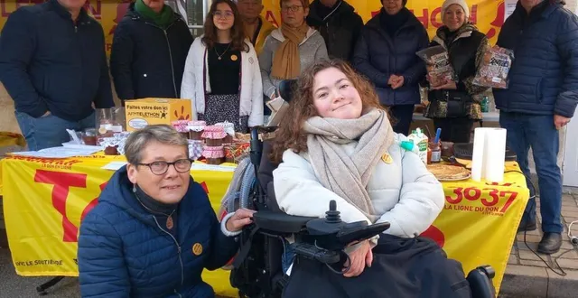 photo  agathe barreau, atteinte d’une maladie génétique, en compagnie de sa grand-mère maryvonne coupard et des bénévoles qui ont œuvrés pour installer un stand sur le marché cours mazeline. de nombreux objets confectionnés par ces derniers et des pâtisseries étaient proposés afin de récolter des fonds et sensibiliser le public. la prochaine vente est prévue ce samedi, au même lieu.  &copy;  ouest-france 