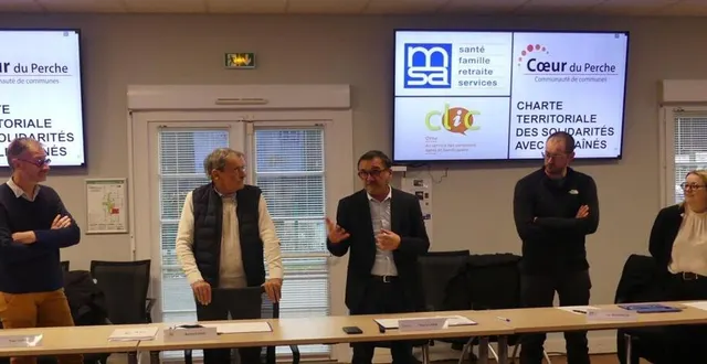 photo  bernard soul, pour le clic ; thierry liger, président de la cdc et virginie le guirec, pour la msa, ont signé la charte territoriale.  &copy;  . ouest-france. 