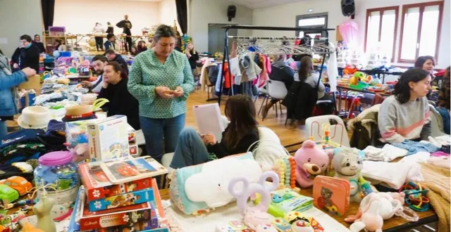photo  même l’estrade au fond de la salle des fêtes a été investie par les exposants.  &copy;  ouest-france 