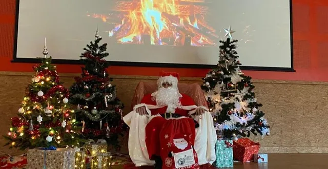 photo  dimanche, le comité des fêtes a organisé une après-midi jeux et animations pour petits et grands. « durant toute la journée, une centaine de beignets ont été confectionnés, ainsi que de la barbe à papa, du pop-corn… » a indiqué eric recher, le président du comité de fêtes. le père noël a fait une surprise aux enfants avec une photo souvenir.  &copy;  ouest-france 