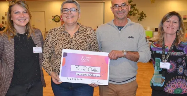 photo  sandra corvaisier, directrice, a remis un beau chèque à françoise et david dounval en compagnie de nadège deniau, animatrice de la résidence seniors.  &copy;  le maine libre 